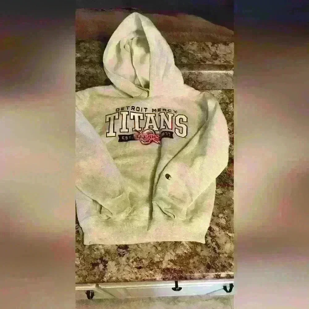 Detroit Mercy Titans boys hooded sweatshirt size 7/8.nwt